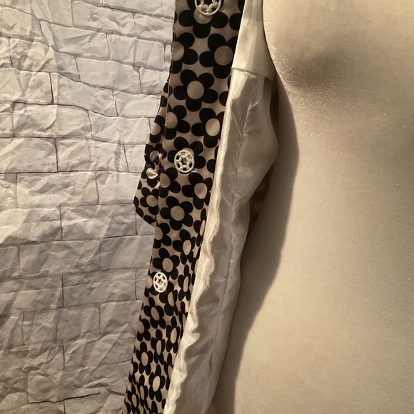 “COCO & TASHI” Black and White Floral Coat Dress . - Picture 9 of 15